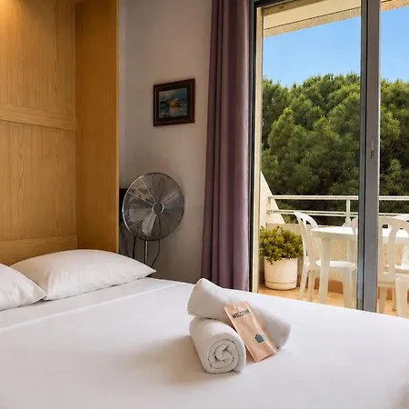 Avec Terrasse Et Petite Vue A * La Ciotat